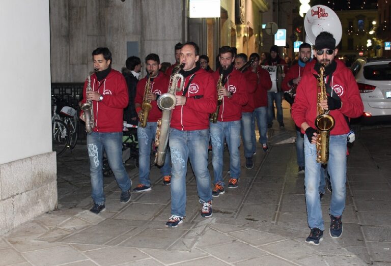 Fasano s’accende d’allegria nell’ultima domenica prima di Natale Fasano s'accende d'allegria nell'ultima domenica prima di Natale - Osservatorio Fasano