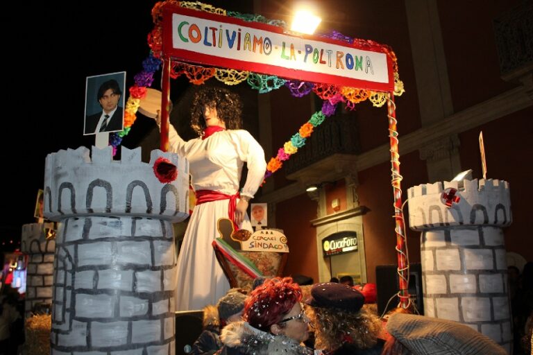 Folla di maschere a Fasano nella prima domenica di Carnevale Folla di maschere a Fasano nella prima domenica di Carnevale - Osservatorio Fasano