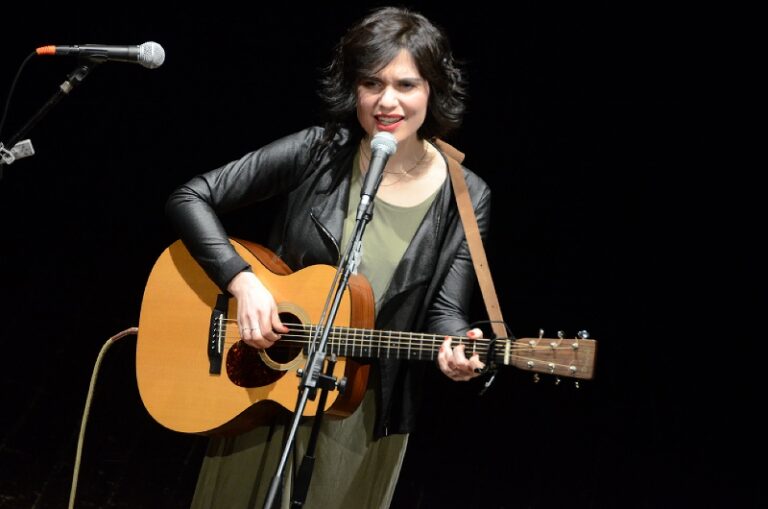 La dolcezza di Erica Mou incanta al Teatro Sociale di Fasano - Osservatorio Fasano