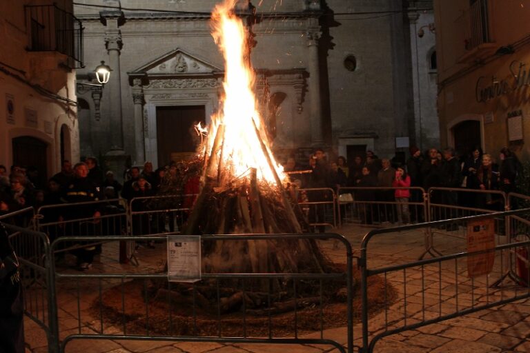 Il calore del falò scalda il centro storico di Fasano - Osservatorio Fasano