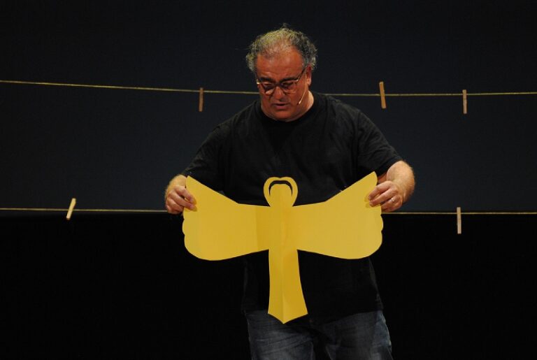 A Fasano le magie di carta di Oreste Castagna emozionano i bambini - Osservatorio Fasano