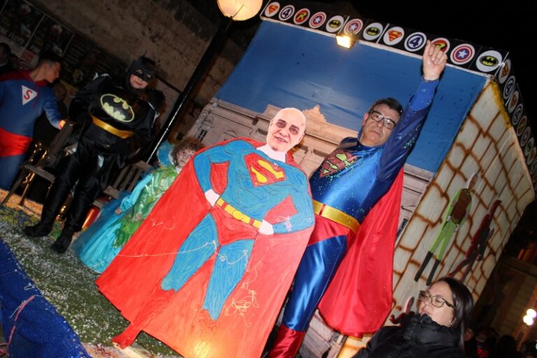 Pioggia di coriandoli colorati per il Carnevale a Fasano - Osservatorio Fasano