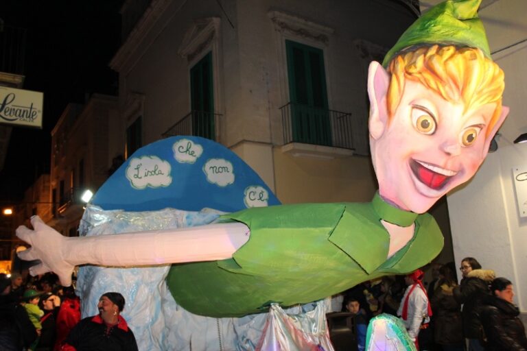 Fasano saluta il Carnevale con l’ultima sfilata dei carri allegorici Fasano saluta il Carnevale con l'ultima sfilata dei carri allegorici - Osservatorio Fasano