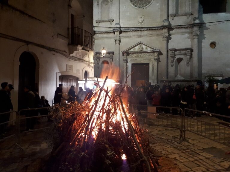 Il falò di San Giuseppe riscalda il centro storico di Fasano Il falò di San Giuseppe riscalda il centro storico di Fasano - Osservatorio Fasano