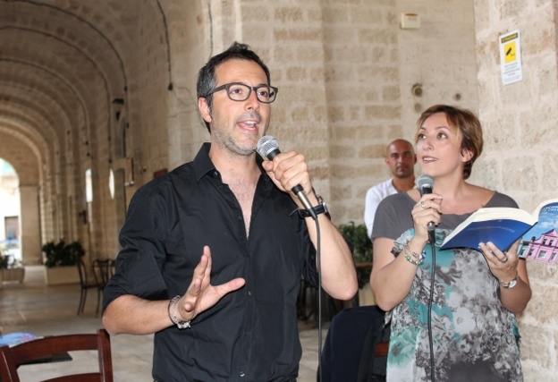 Il carismatico Luca Bianchini appassiona Fasano con ‘Dimmi che credi al destino’ Il carismatico Luca Bianchini appassiona Fasano con 'Dimmi che credi al destino' - Osservatorio Fasano