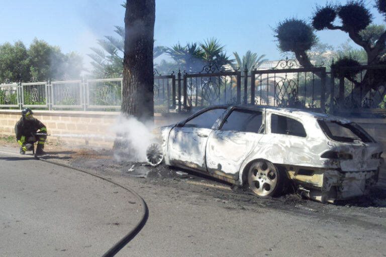 Auto in fiamme a Pezze di Greco Auto in fiamme a Pezze di Greco - Osservatorio Fasano