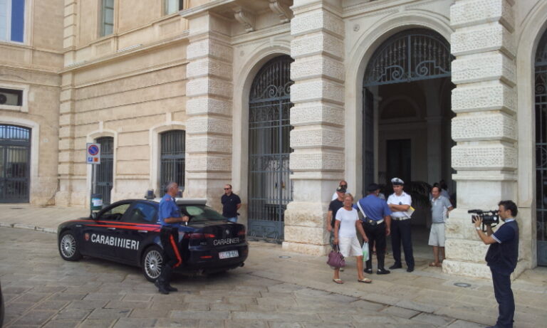 Scatta la protesta dei lavoratori dell' ex Alba nuova: alcuni di loro si incatenano a Palazzo di città - Osservatorio Fasano