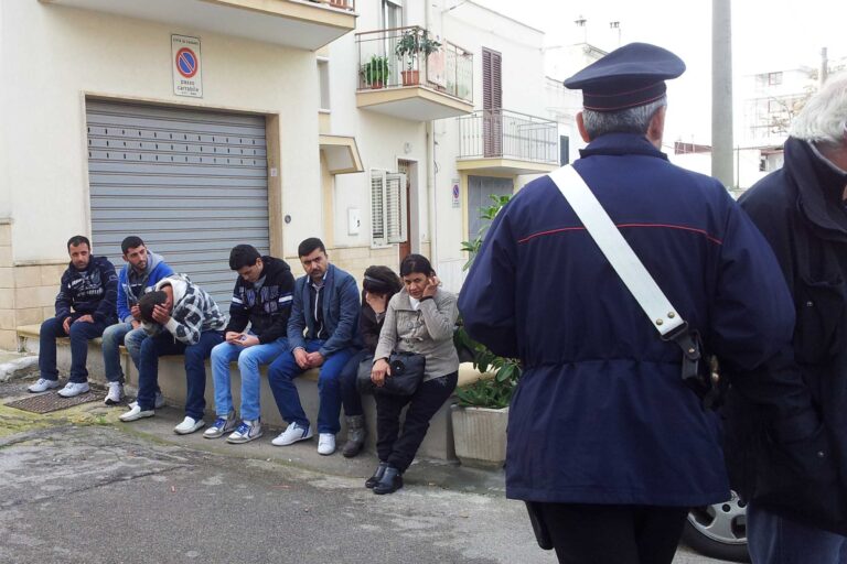Stazione ferroviaria di Fasano: fermati sette clandestini iracheni Stazione ferroviaria di Fasano: fermati sette clandestini iracheni - Osservatorio Fasano