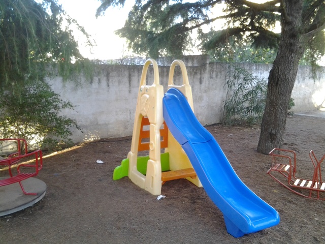 L’associazione ‘Di Carolo’ dona giochi alla scuola materna di Pozzo Faceto L'associazione 'Di Carolo' dona giochi alla scuola materna di Pozzo Faceto - Osservatorio Fasano