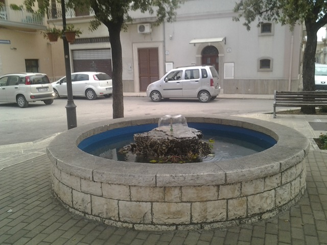 Pezze di Greco si rifà il look: restaurata la ‘fontana dei pesci’ Pezze di Greco si rifà il look: restaurata la 'fontana dei pesci' - Osservatorio Fasano