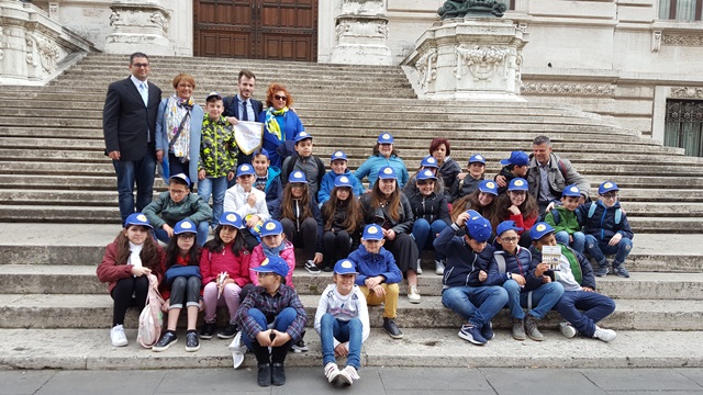 Piccoli studenti di Fasano in visita a Montecitorio Piccoli studenti di Fasano in visita a Montecitorio - Osservatorio Fasano
