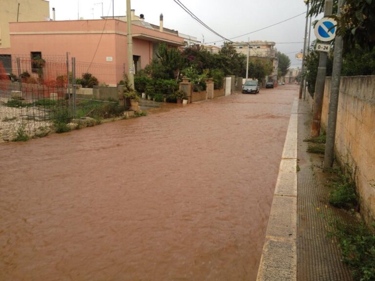 Pioggia insistente e via Costa diventa un fiume in piena Pioggia insistente e via Costa diventa un fiume in piena - Osservatorio Fasano