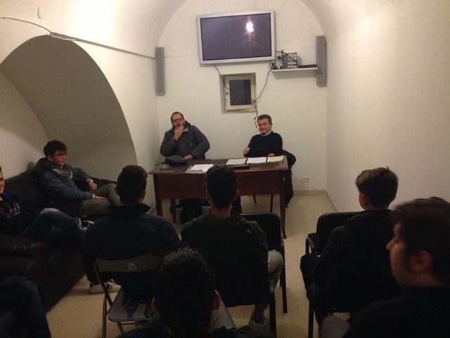 Moncalvo e Cisternino spiegano la politica ai giovani Moncalvo e Cisternino spiegano la politica ai giovani - Osservatorio Fasano
