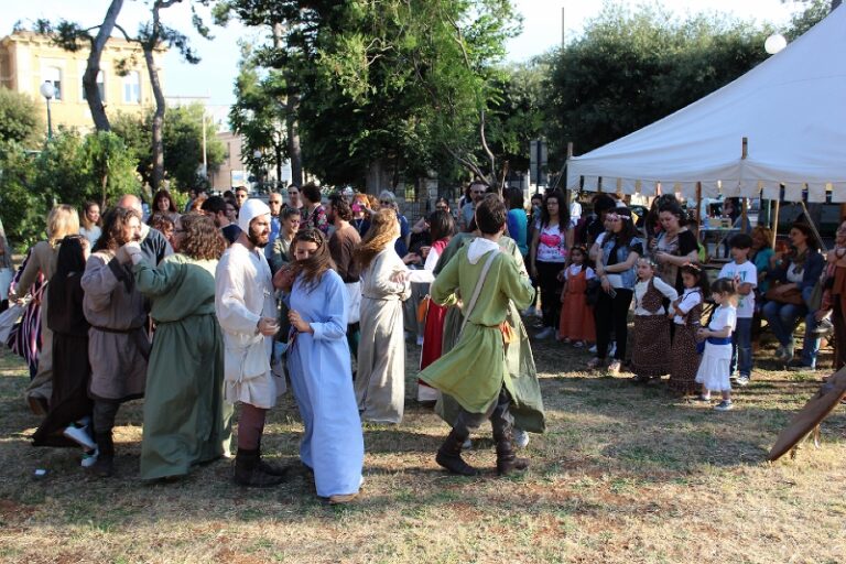 La villa comunale di Fasano si trasforma nella corte di Federico II La villa comunale di Fasano si trasforma nella corte di Federico II - Osservatorio Fasano