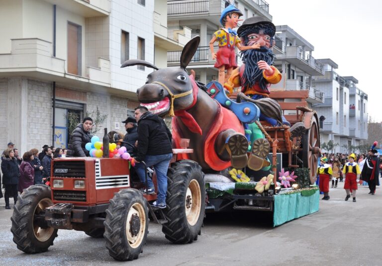 Tutto pronto a Fasano per la sfilata dei carri allegorici - Osservatorio Fasano