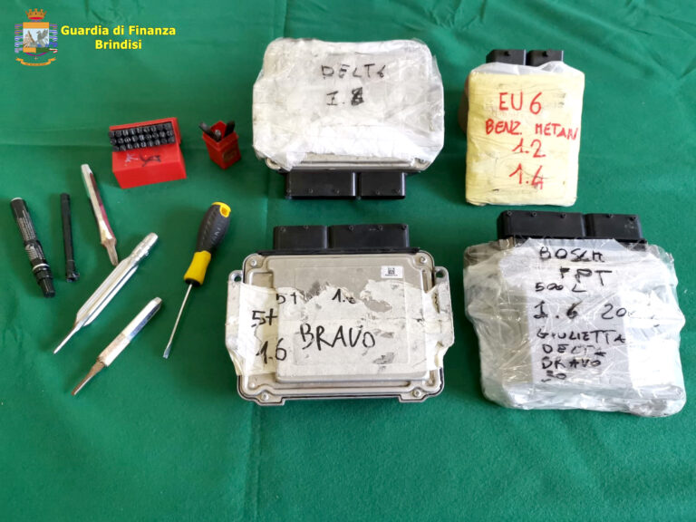 La Guardia di Finanza scopre un deposito con ricambi auto di provenienza furtiva e droga VIDEO La Guardia di Finanza scopre un deposito con ricambi auto di provenienza furtiva e droga VIDEO - Osservatorio Fasano