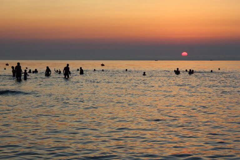 L’alba del 1° settembre saluta i bagnanti di Torre Canne L'alba del 1° settembre saluta i bagnanti di Torre Canne - Osservatorio Fasano