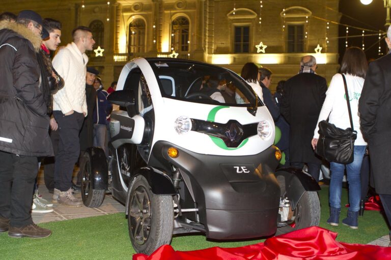Presentate le due auto elettriche donate al Comune dalla 'Duemme Ecologia' - Osservatorio Fasano