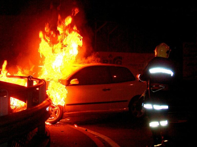 Paura nella notte a Fasano: a fuoco due auto in corso Perrini - Osservatorio Fasano