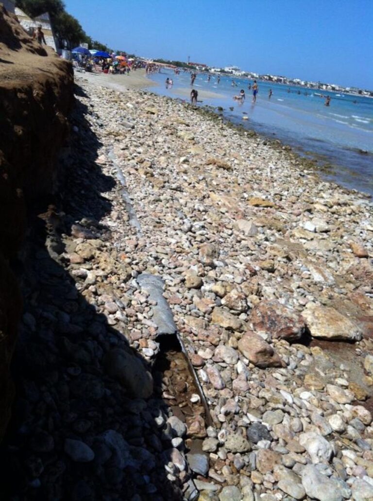 Amianto sulla spiaggia a Torre Canne tra bambini e turisti Amianto sulla spiaggia a Torre Canne tra bambini e turisti - Osservatorio Fasano