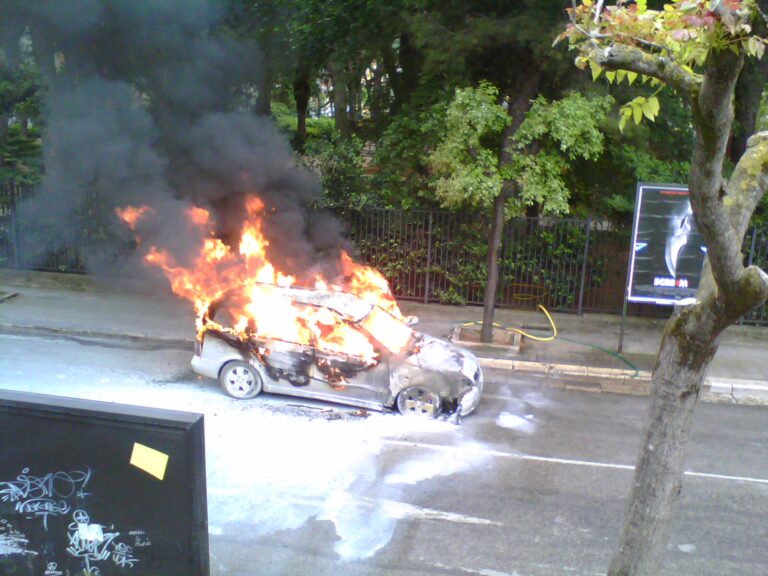 Due auto a fuoco a Pezze di Greco - Osservatorio Fasano