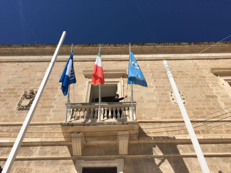 Realizzata la bandiera con lo stemma di Fasano: sarà issata per i consigli comunali - Osservatorio Fasano