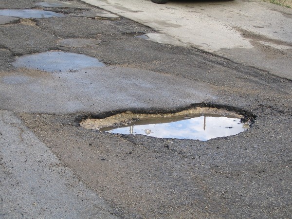 Occhio alle buche stradali: se sono visibili i risarcimenti saranno minimi Occhio alle buche stradali: se sono visibili i risarcimenti saranno minimi - Osservatorio Fasano