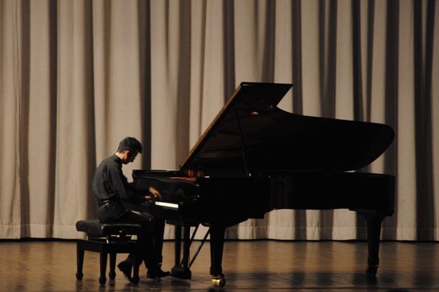 Fasano applaude il virtuosismo del pianista Andrea Bacchetti Fasano applaude il virtuosismo del pianista Andrea Bacchetti - Osservatorio Fasano