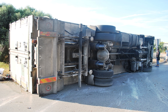 Si ribalta camion di azienda ittica fasanese sulla Statale 16: ferito l’autista Si ribalta camion di azienda ittica fasanese sulla Statale 16: ferito l'autista - Osservatorio Fasano