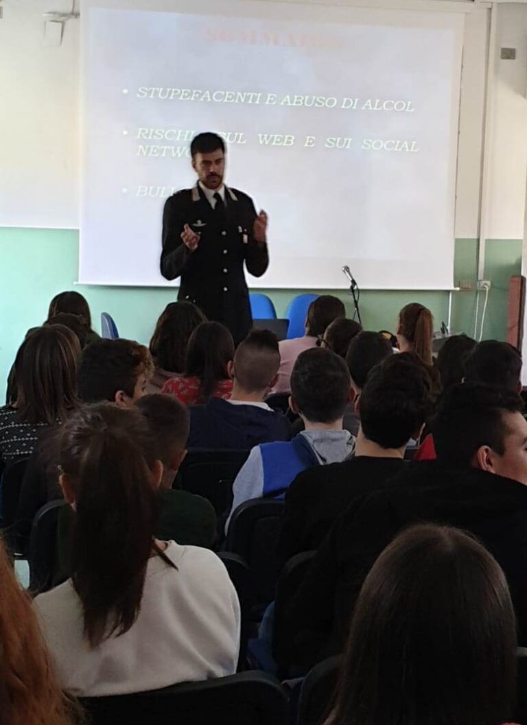I Carabinieri tra i banchi di scuola I Carabinieri tra i banchi di scuola - Osservatorio Fasano
