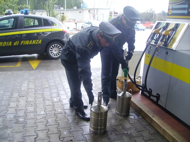 Irregolarità nella distribuzione di carburanti: controlli Gdf anche a Fasano Irregolarità nella distribuzione di carburanti: controlli Gdf anche a Fasano - Osservatorio Fasano