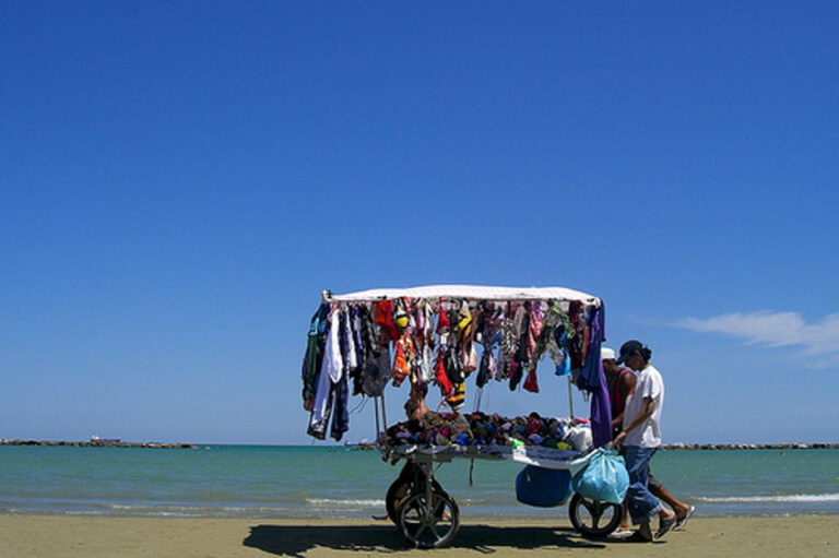 Vietato per tutto l'anno il commercio ambulante sull'intera costa fasanese - Osservatorio Fasano