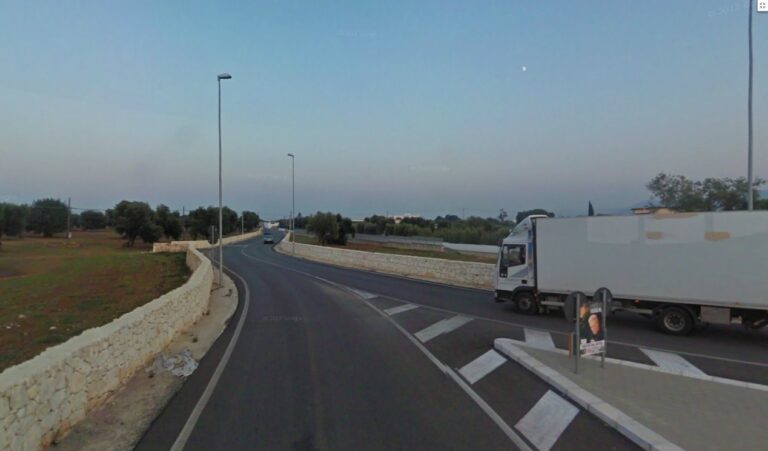 Strada come un autodromo: protestano i residenti di contrada Sant’Angelo Strada come un autodromo: protestano i residenti di contrada Sant'Angelo - Osservatorio Fasano