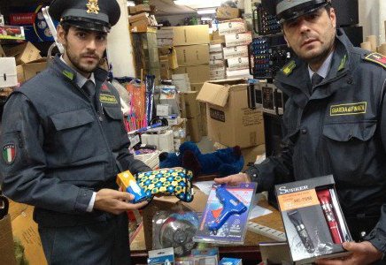 Lotta alla contraffazione della Guardia di Finanza: controlli anche a Fasano Lotta alla contraffazione della Guardia di Finanza: controlli anche a Fasano - Osservatorio Fasano