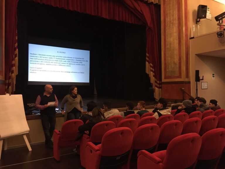 Gli studenti Ipsia a lezione al Teatro Sociale di Fasano per diventare Tecnici Audio - Osservatorio Fasano