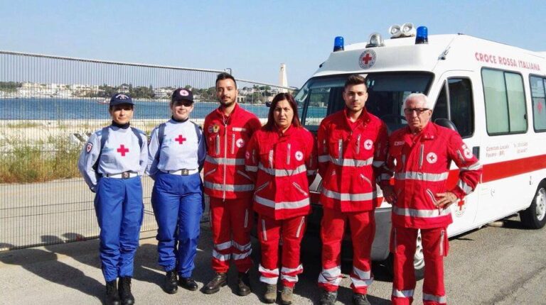 Volontari Cri di Fasano a Brindisi per accogliere immigrati Volontari Cri di Fasano a Brindisi per accogliere immigrati - Osservatorio Fasano