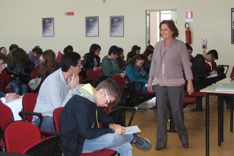 Gli auguri di buon anno dalla preside Stella Carparelli Gli auguri di buon anno dalla preside Stella Carparelli - Osservatorio Fasano