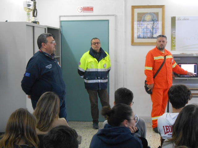 Dal banco alla strada: i ragazzi di Pezze e Montalbano a lezione di Protezione Civile Dal banco alla strada: i ragazzi di Pezze e Montalbano a lezione di Protezione Civile - Osservatorio Fasano
