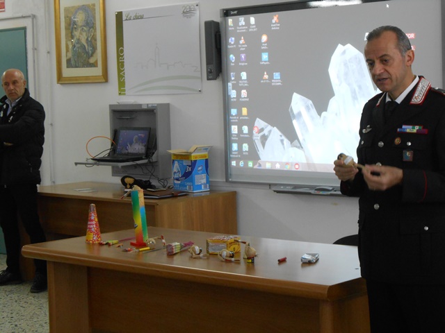 ‘Dal banco alla strada’: a Pezze di Greco i pericoli dei giochi pirici spiegati dai carabinieri 'Dal banco alla strada': a Pezze di Greco i pericoli dei giochi pirici spiegati dai carabinieri - Osservatorio Fasano