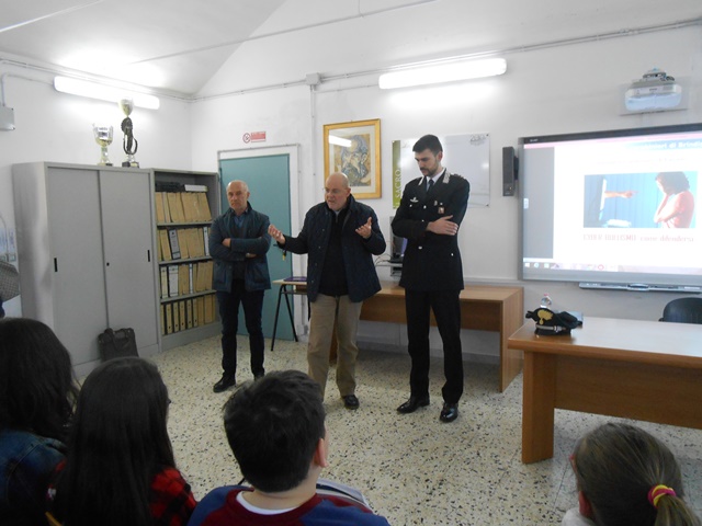 ‘Dal banco alla strada’: lezione anti bullismo ai ragazzi della ‘Galilei’ di Pezze di Greco 'Dal banco alla strada': lezione anti bullismo ai ragazzi della 'Galilei' di Pezze di Greco - Osservatorio Fasano