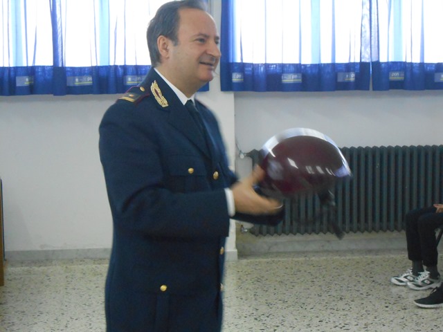 ‘Dal banco alla strada’ a Pezze di Greco: lezione del comandante della Stradale Martino Russano 'Dal banco alla strada' a Pezze di Greco: lezione del comandante della Stradale Martino Russano - Osservatorio Fasano