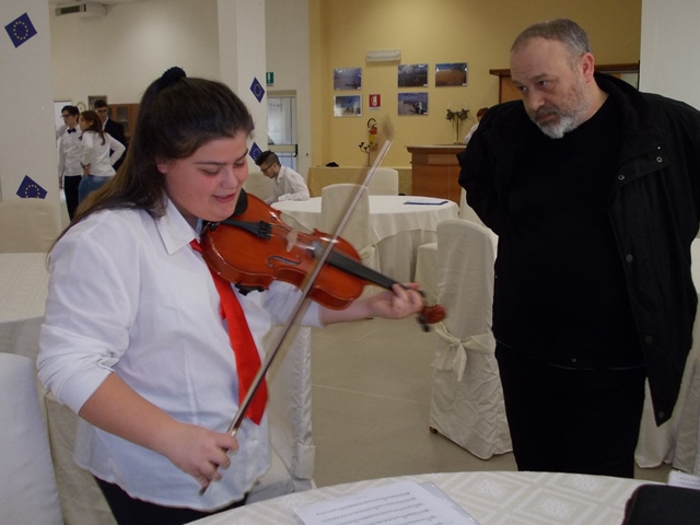 Musica e cucina si fondono all’Istituto Alberghiero di Fasano Musica e cucina si fondono all'Istituto Alberghiero di Fasano - Osservatorio Fasano