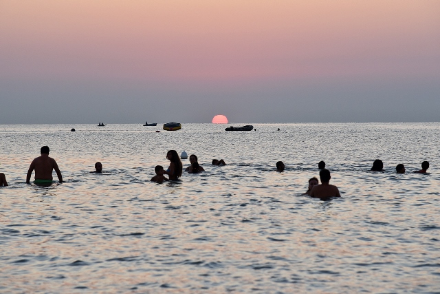 A Torre Canne il bagno all’alba per salutare l’estate A Torre Canne il bagno all'alba per salutare l'estate - Osservatorio Fasano