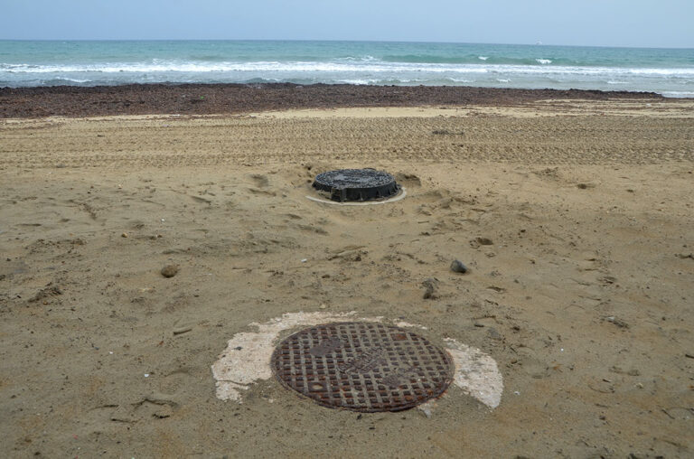 Sulla spiaggia di Torre Canne scompare la sabbia e arrivano i tombini LE FOTO Sulla spiaggia di Torre Canne scompare la sabbia e arrivano i tombini LE FOTO - Osservatorio Fasano