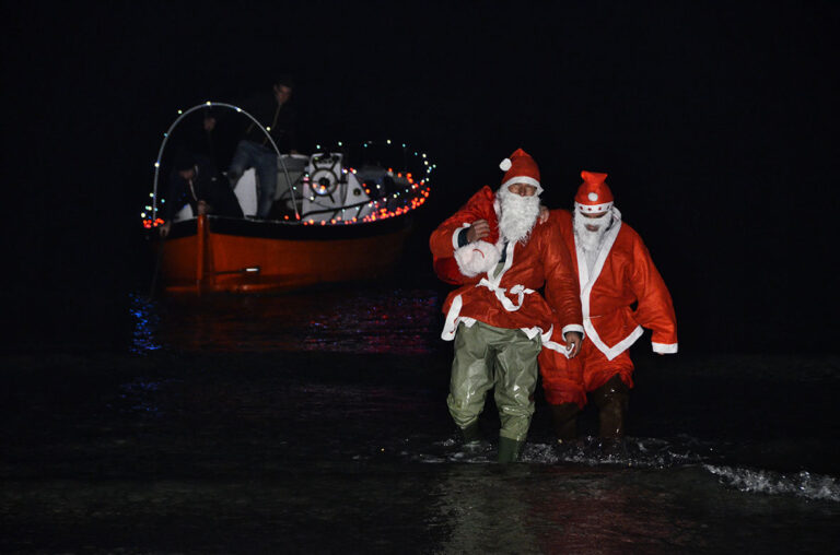 A Torre Canne il Babbo Natale arriva dal mare - Osservatorio Fasano