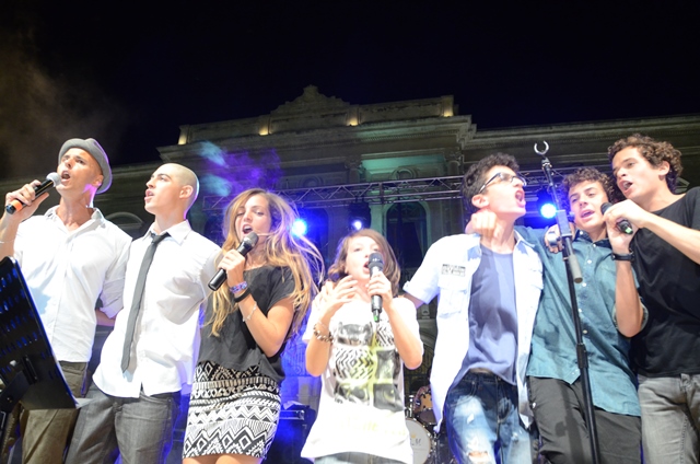 Delirio e caos in piazza Ciaia per il cast di Braccialetti rossi Delirio e caos in piazza Ciaia per il cast di Braccialetti rossi - Osservatorio Fasano