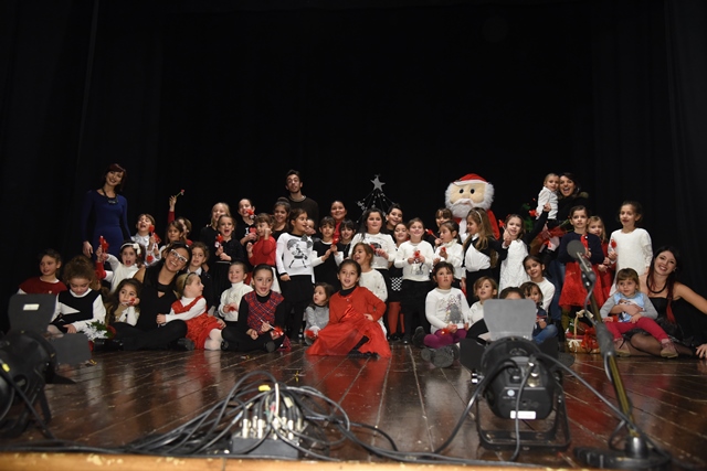 I piccoli allievi ‘Glitter’ e la magia del Natale in una serata al Teatro Sociale I piccoli allievi 'Glitter' e la magia del Natale in una serata al Teatro Sociale - Osservatorio Fasano