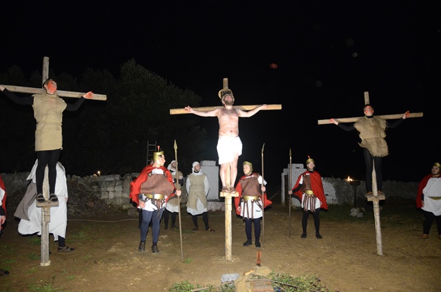 Montalbano si è raccolta attorno alla sua ‘Via Crucis’ e ai suoi giovani Montalbano si è raccolta attorno alla sua 'Via Crucis' e ai suoi giovani - Osservatorio Fasano
