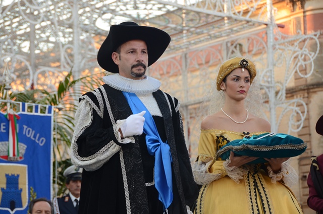 Giugno fasanese: la festa dei cortei storici d’Italia anticipa la spettacolare Scamiciata Giugno fasanese: la festa dei cortei storici d'Italia anticipa la spettacolare Scamiciata - Osservatorio Fasano
