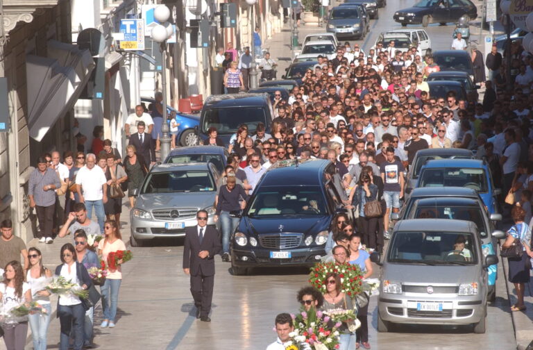 La amiche al funerale: 'Ciao Genny, da lassù veglia sui tuoi genitori e sul tuo bambino' - Osservatorio Fasano